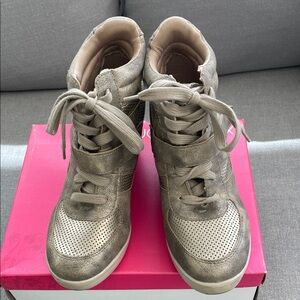 Exhilaration Stylish Metallic High-Top Booties size 9.5.